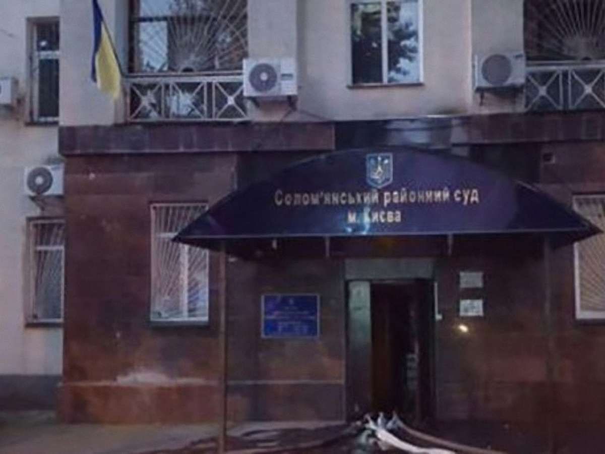 Вісім пожежних машин гасили уночі пожежу в столичному суді