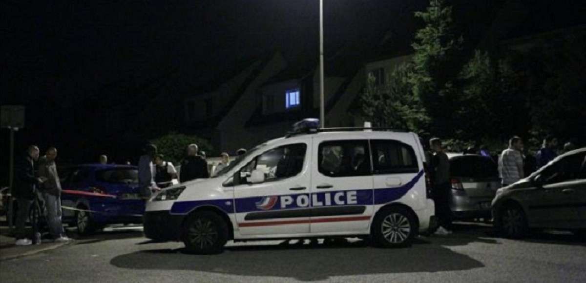 В Парижі нападник застрелив поліцейського і його дружину