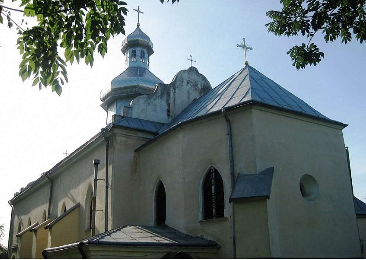 На Львівщині на ₴40 тис. обікрали могилу священика 