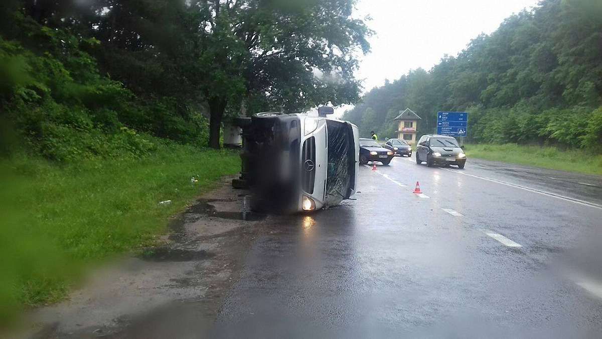 На трасі Львів-Краковець через зіткнення з легковиком перекинувся мікроавтобус