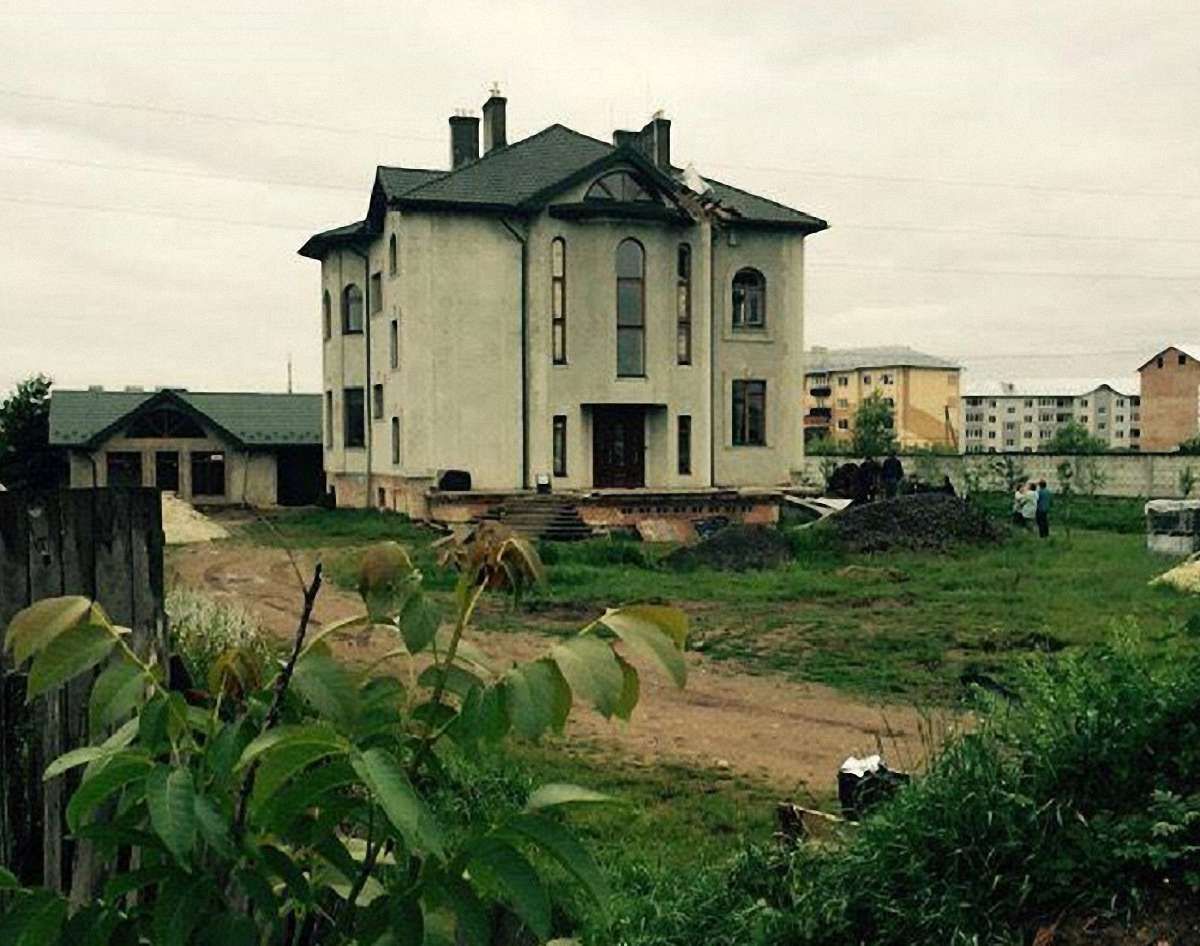 Будинок заступника прокурора Львівщини обстріляли з гранатомета