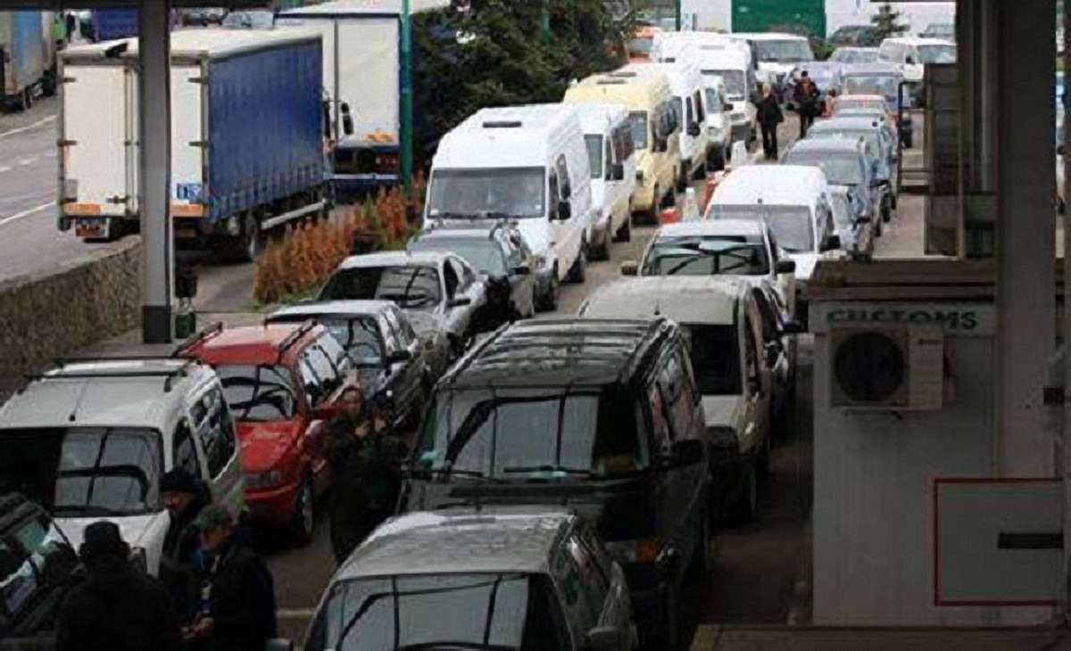 Власникам автомобілів з іноземною реєстрацією дозволили перетинати кордон на день пізніше
