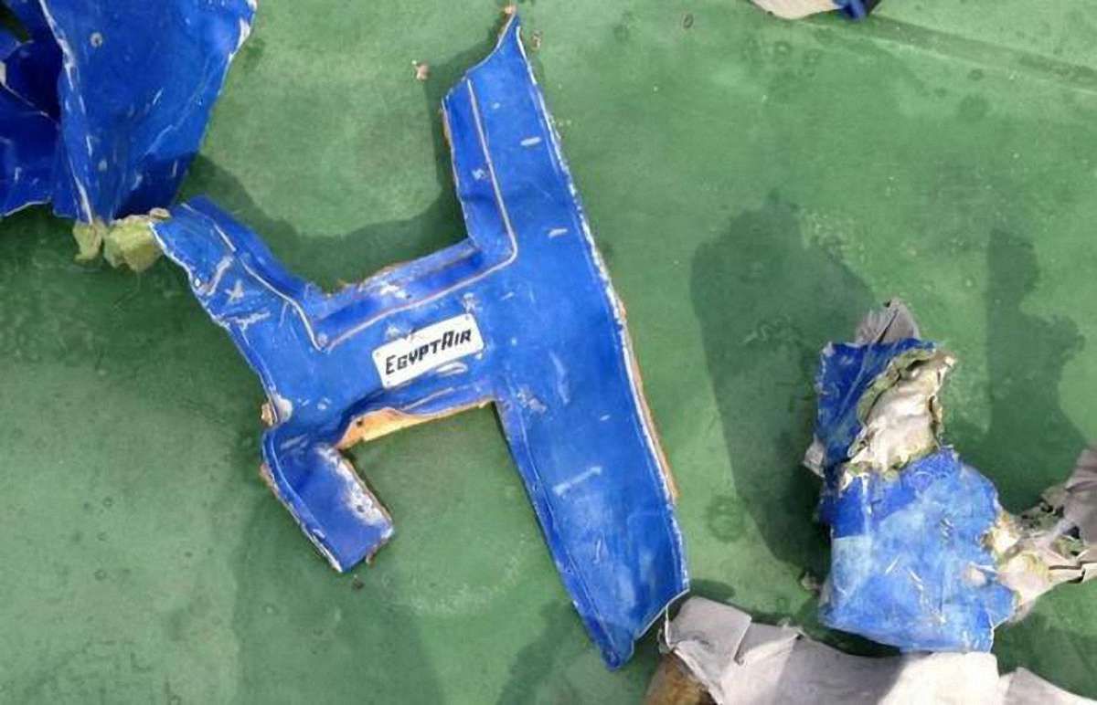 На дні Середземного моря виявили уламки літака А320 EgyptAir