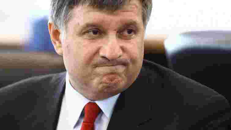 Арсен Аваков подарував вогнепальну зброю 88 депутатам