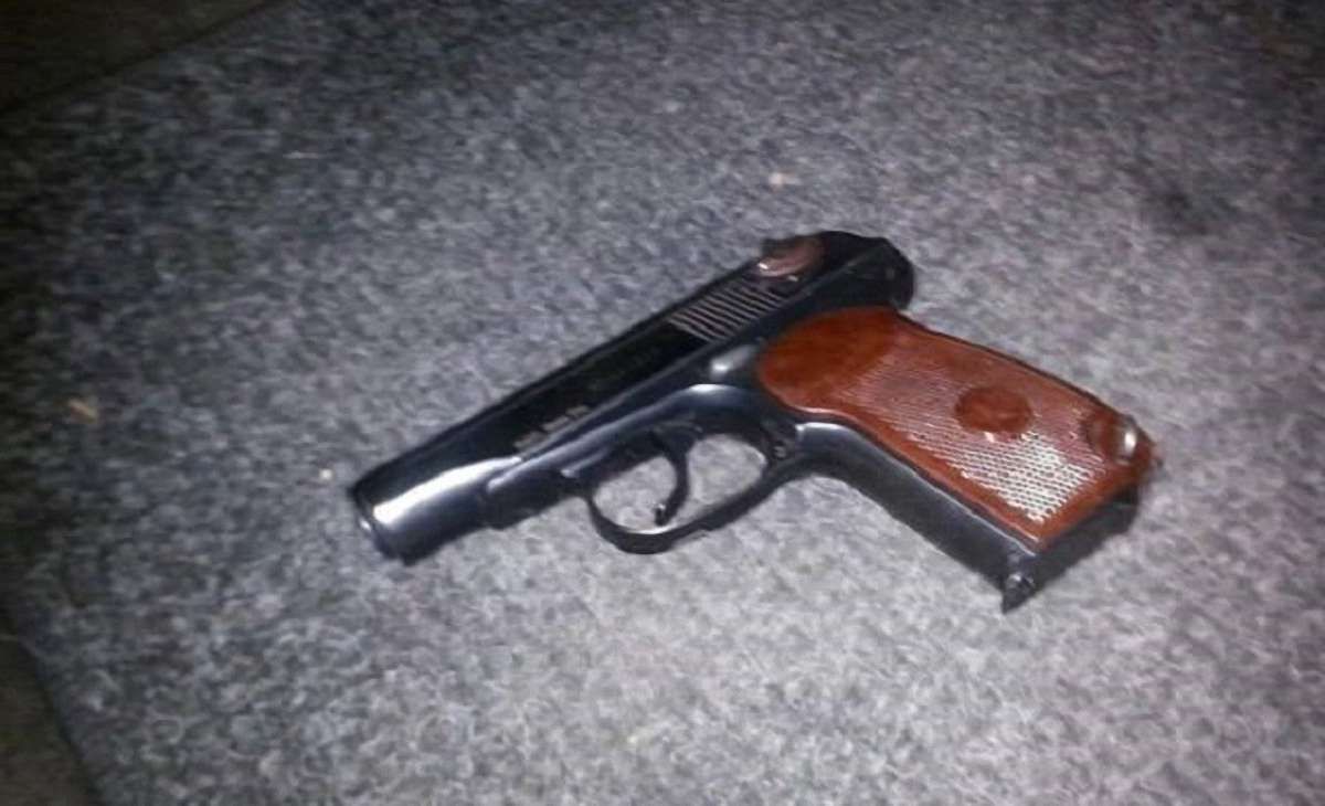 У Львові поліцейський напав з пістолетом на водія таксі