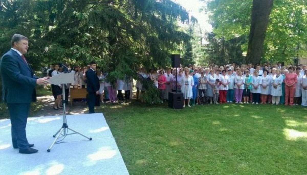 Під час проведення АТО на Донбасі загинули 35 військових медиків, – Порошенко