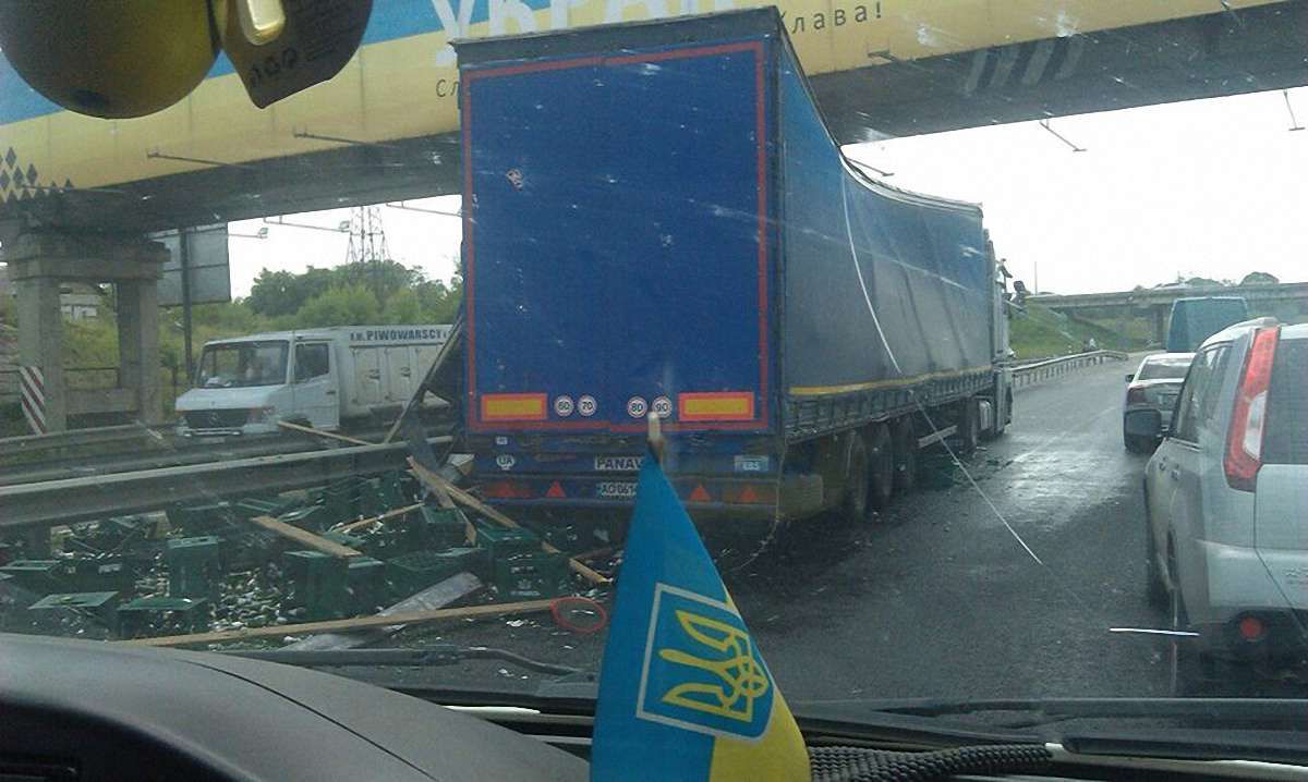 На трасі Київ-Чоп з вантажівки випали ящики з пивом