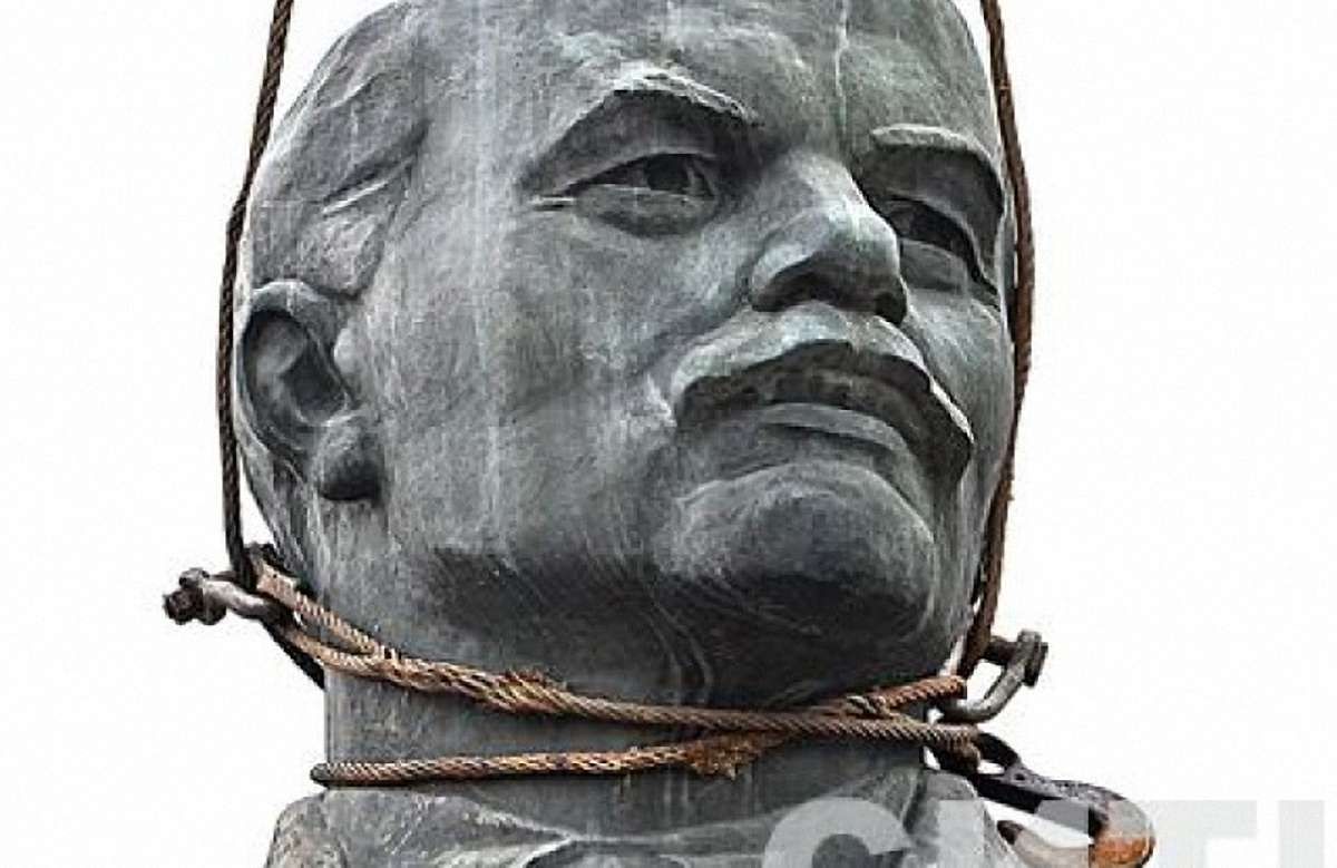 15-річну школярку відрахували з літнього табору через розтрощеного батьком-ветераном Леніна
