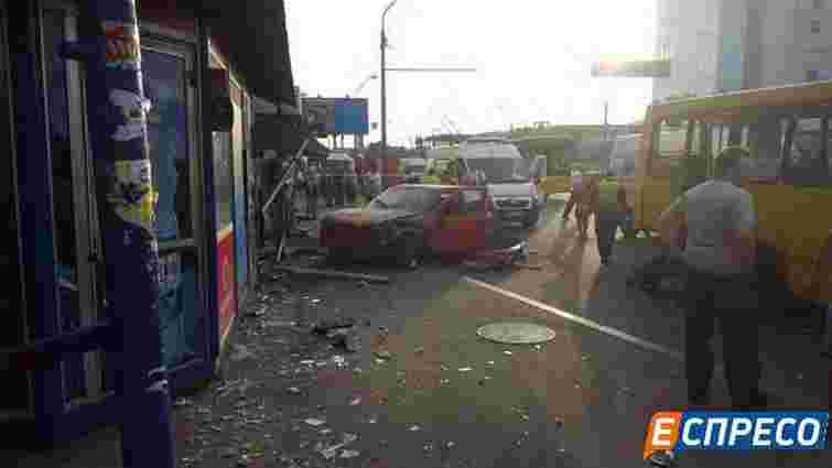 У Києві автомобіль в’їхав у зупинку: одна людина загинула, п’ять – постраждали