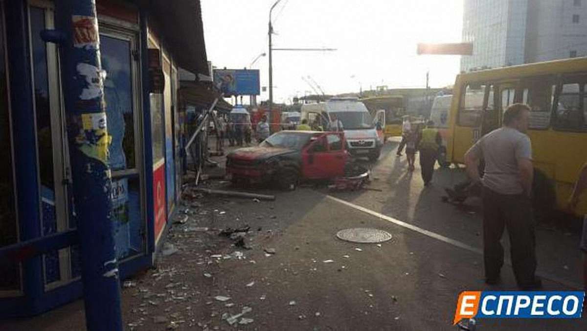 У Києві автомобіль в’їхав у зупинку: одна людина загинула, п’ять – постраждали