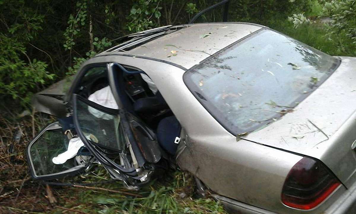 На Львівщині внаслідок ДТП водія вивільняли з авто гідравлічними ножицями
