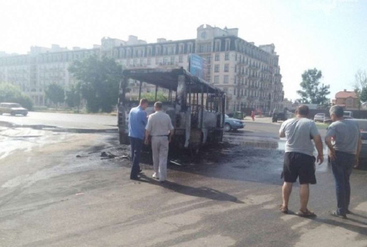  В Одесі спалахнула на ходу і згоріла дотла маршрутка 2016 р. в.
