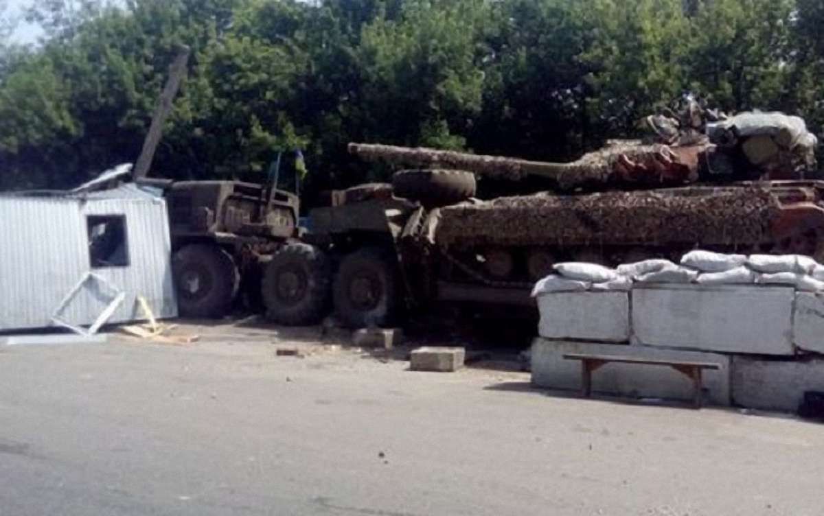 На Луганщині тягач взрізався в блокпост: загинув військовий