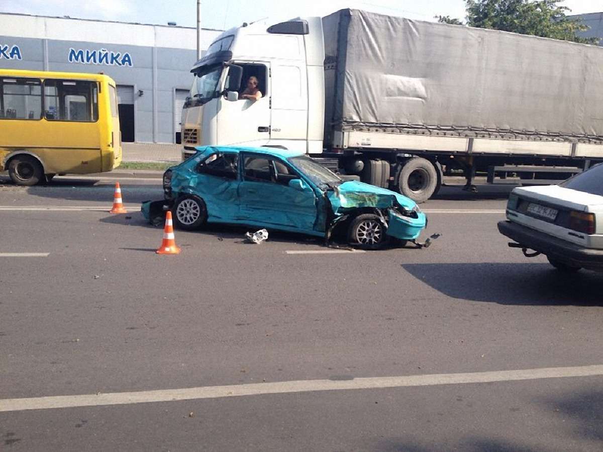 У Львові водій легковика, їдучи на червоне, зіткнувся з іншим авто і маршруткою