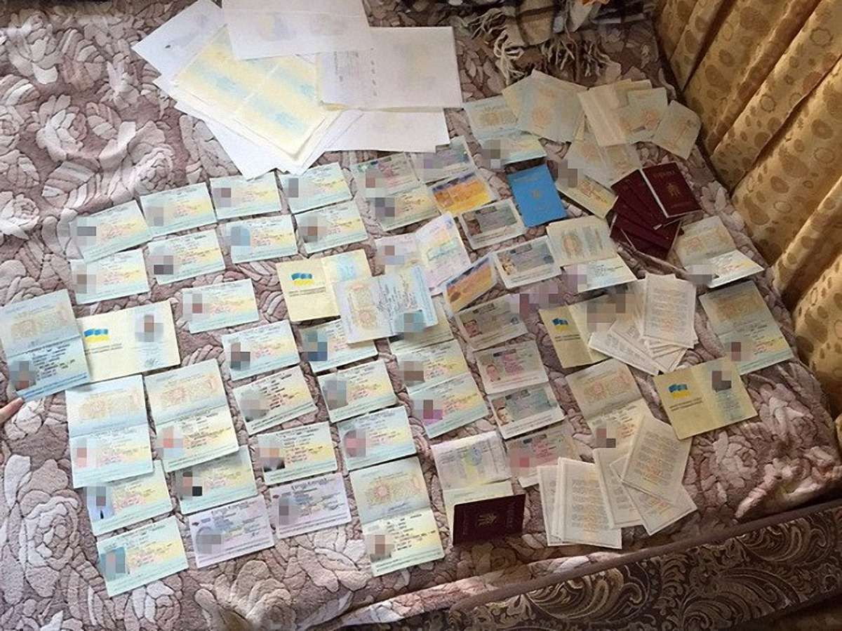 У Києві затримали групу зловмисників, які підробляли паспорти