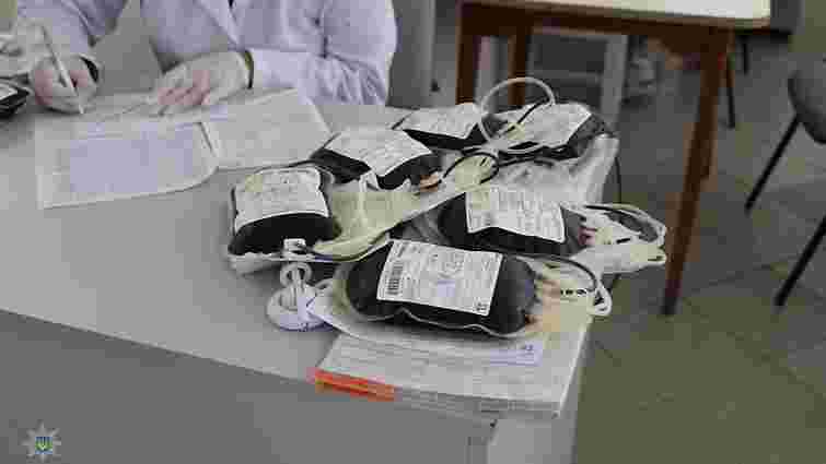 Львівські патрульні допомогли чоловіку терміново доставити кров у лікарню