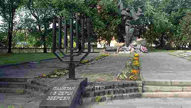 У Львові облили зеленою фарбою меморіал жертвам єврейського гетто 