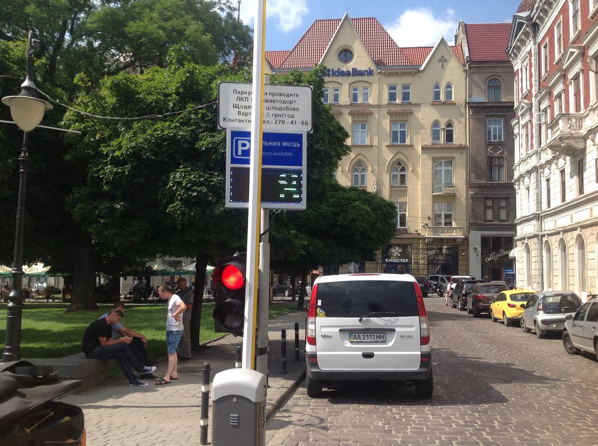 На парковці в центрі Львова вперше встановили інформаційне табло