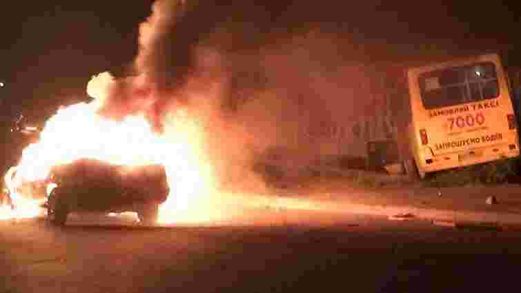 Внаслідок зіткнення з маршруткою у Львові згорів автомобіль