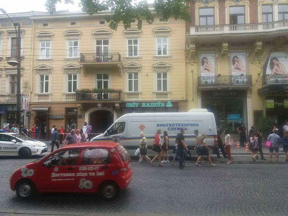 На проспекті Свободи шукають вибухівку
