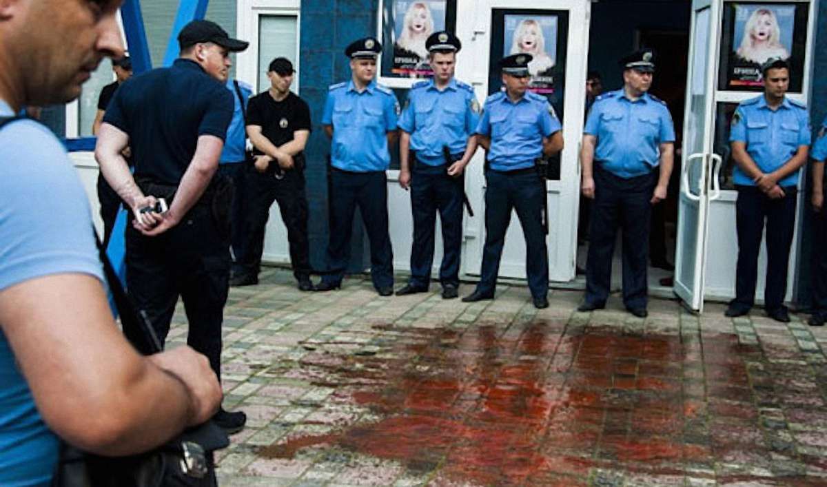 У Чернівцях вхід на концерт Лободи облили «кров'ю»