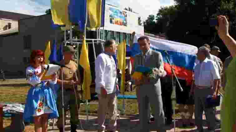 На Донеччині у День Конституції над мером-сепаратистом розтягнули російський прапор