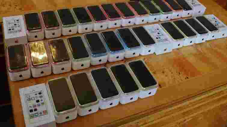Випускникам закарпатських ПТУ чиновники подарували контрабандні підробки iPhone з піратським ПЗ