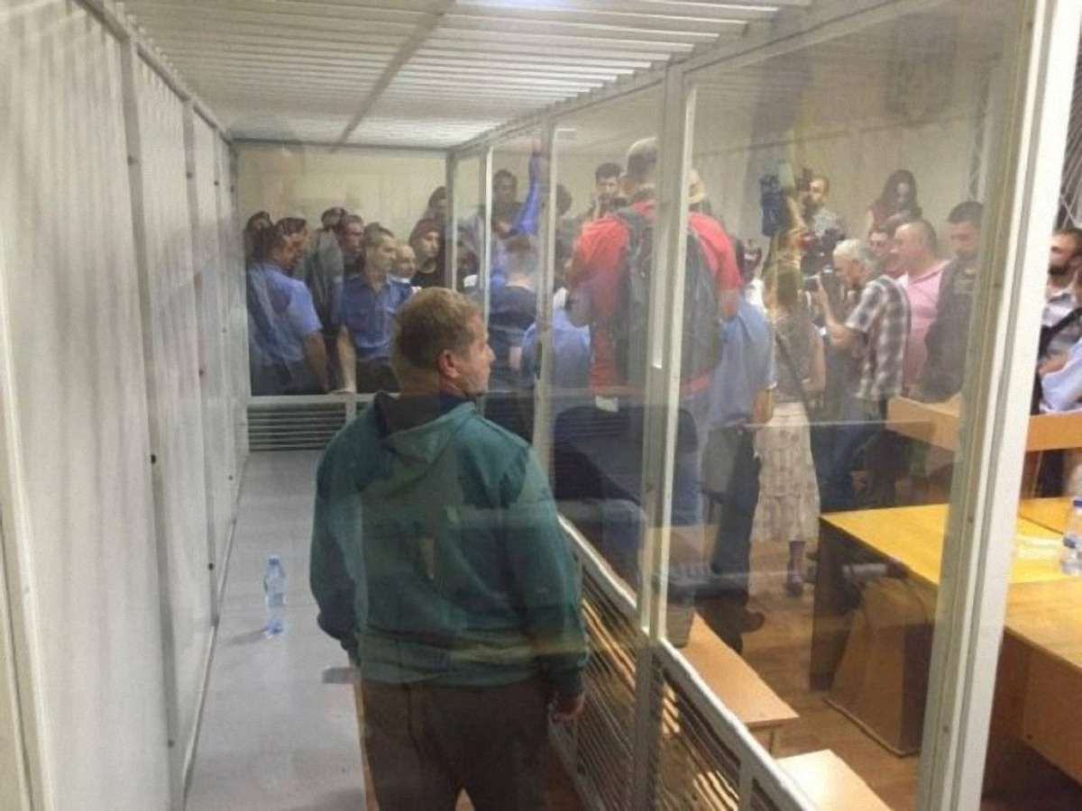 «Космонавти» не наважилися штурмувати суд. На підмогу комбату Айдару прийшли бійці Азову