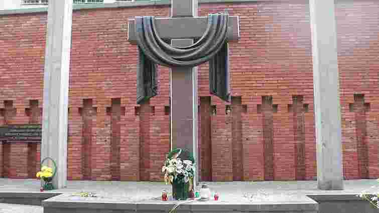 Вандалів, які в лютому понищили меморіал жертвам НКВС у Львові, досі не знайшли