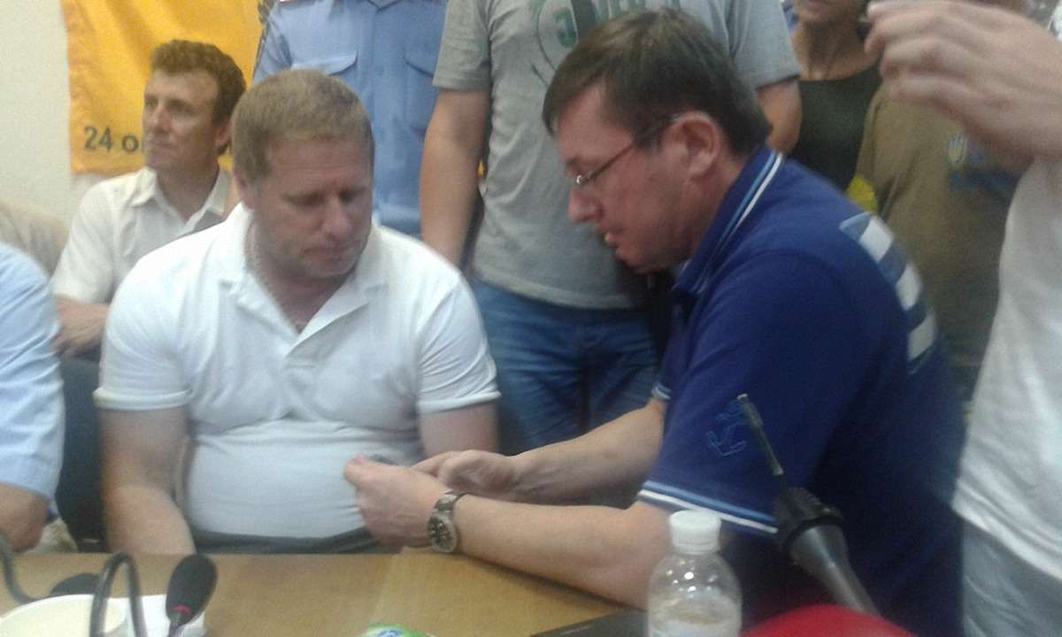 Прокуратура вимагатиме відпустити комбата «Айдару» під особисте зобов’язання, – Юрій Луценко