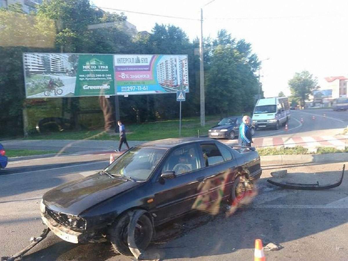 У Львові водій легковика, втікаючи від патрульних, потрапив у ДТП
