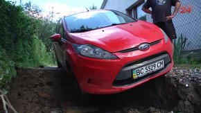 У Львові через прорив труби автомобіль повис над метровою вирвою