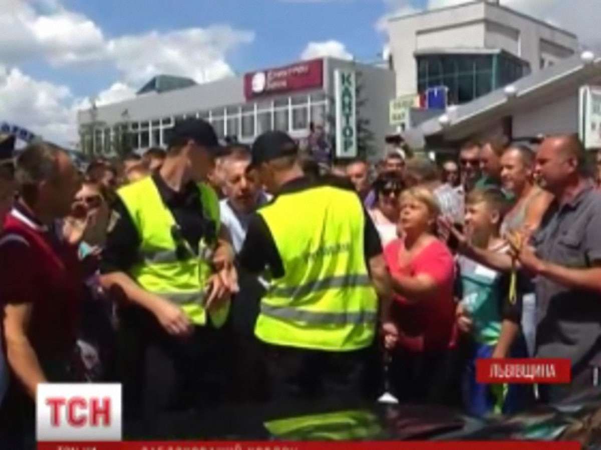 Власникам авто з польськими номерами  до 2 серпня не доведеться перетинати кордон