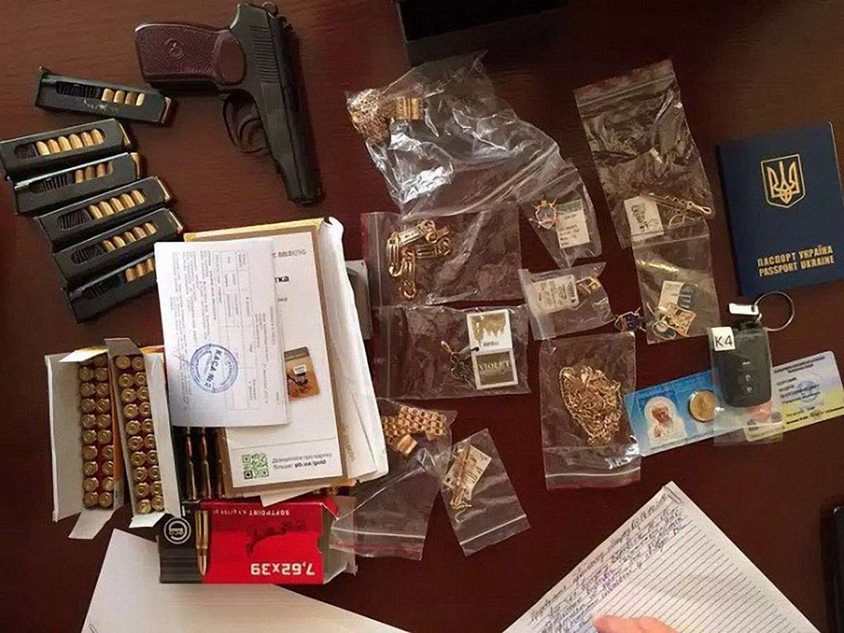 Правоохоронці показали, що вилучили у рівненського прокурора, який покривав бурштинову мафію