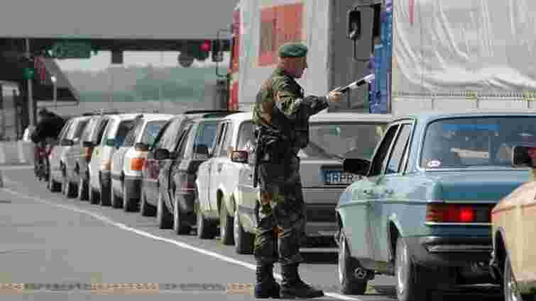 Митниця не каратиме власників авто з іноземною реєстрацією за невчасний перетин кордону