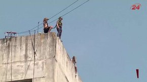 Львівські екстремали стрибають з дев’ятиповерхівки