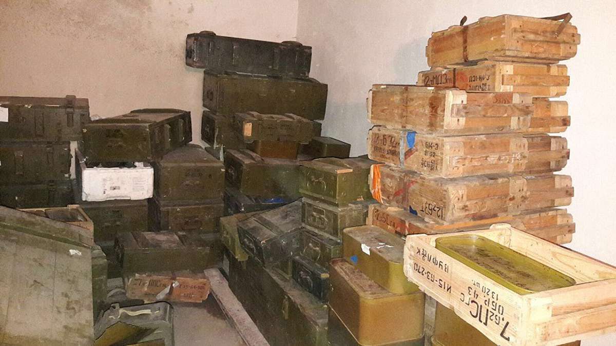 Правоохоронці виявили на базі полку «Дніпро-1» арсенал зброї, вивезеної з зони АТО