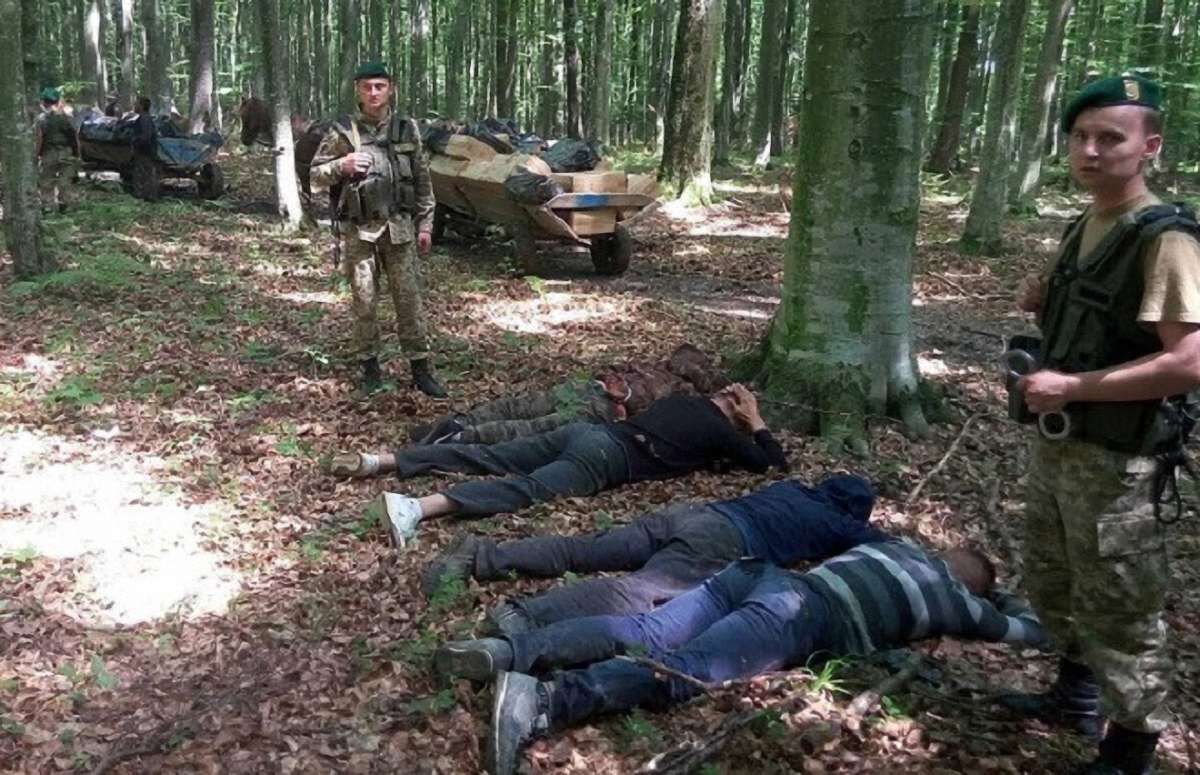 На кордоні з Румунією затримали чотири підводи з контрабандними цигарками
