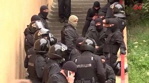 На скандальному будівництві на Варшавській-Сосновій працюють слідчі і спецпризначенці