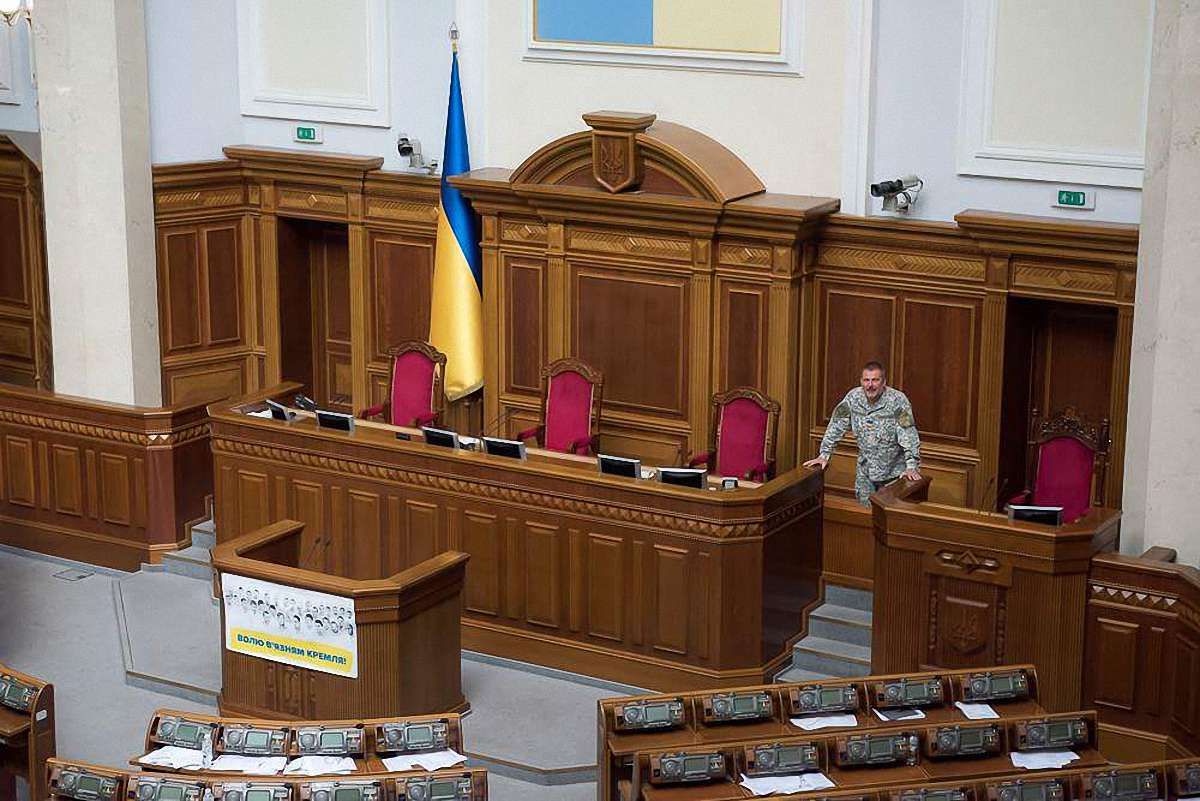 Через блокування трибуни сьогоднішнє засідання Верховної Ради скасували