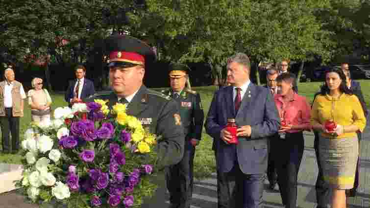 Порошенко схилив  коліно перед меморіалом жертвам Волинської «різні»