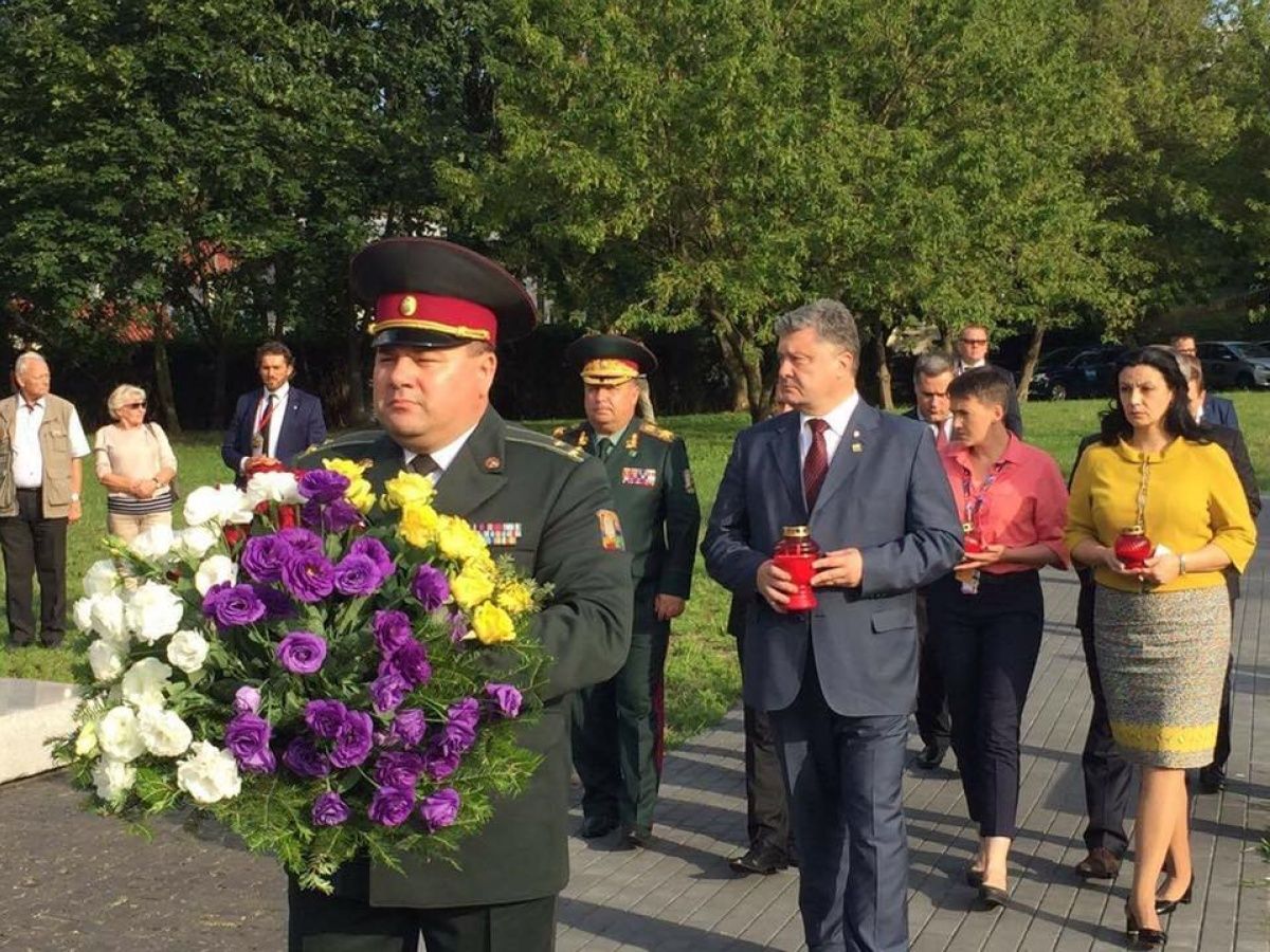 Порошенко схилив  коліно перед меморіалом жертвам Волинської «різні»