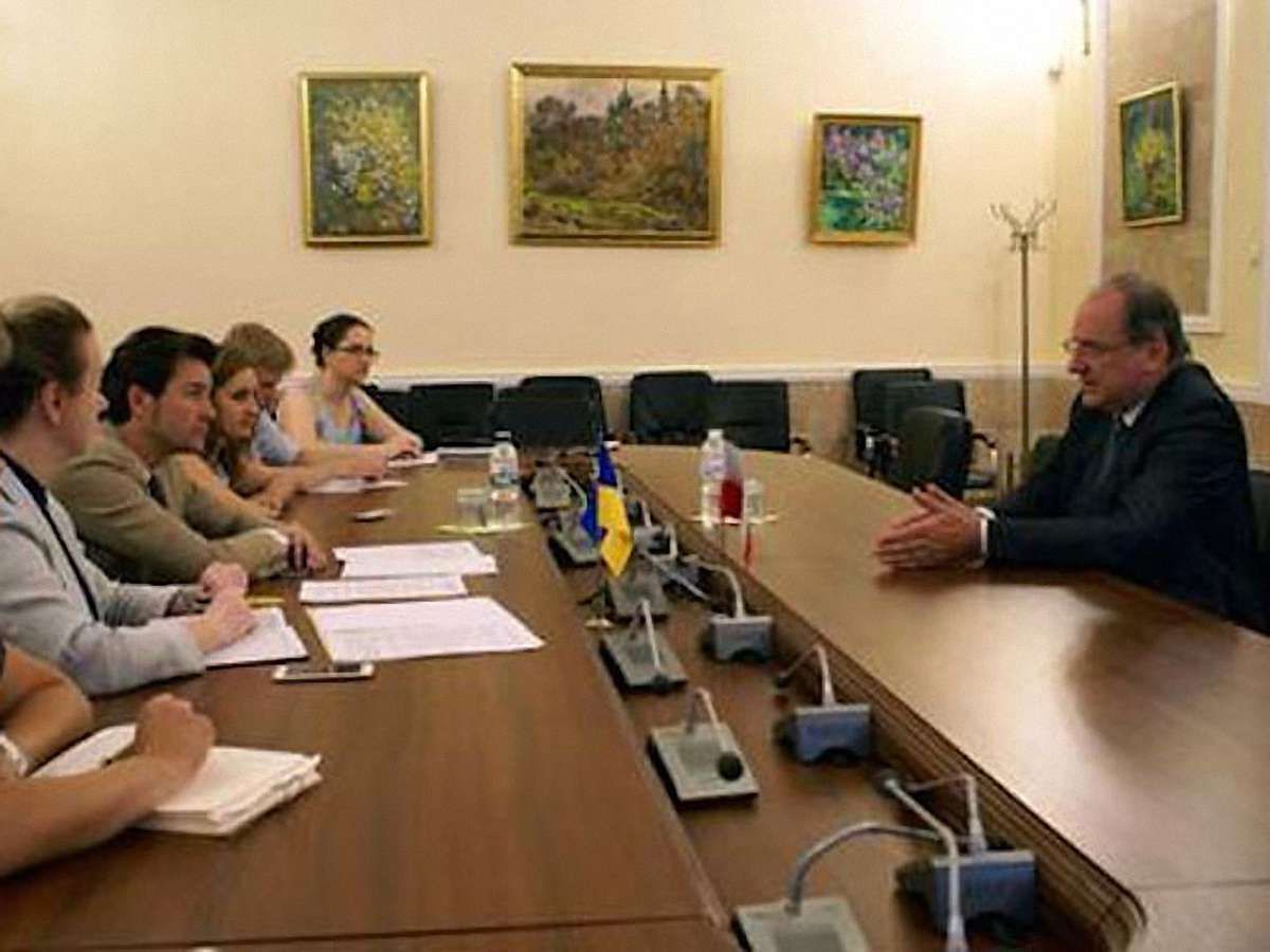 Нищук обговорив з послом Польщі ситуацію із гуртом Ot Vinta