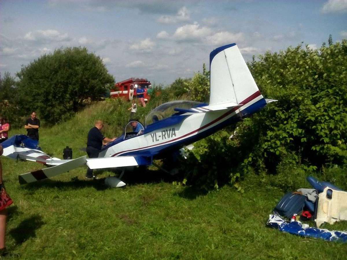У Золочівському районі здійснив вимушену посадку приватний літак