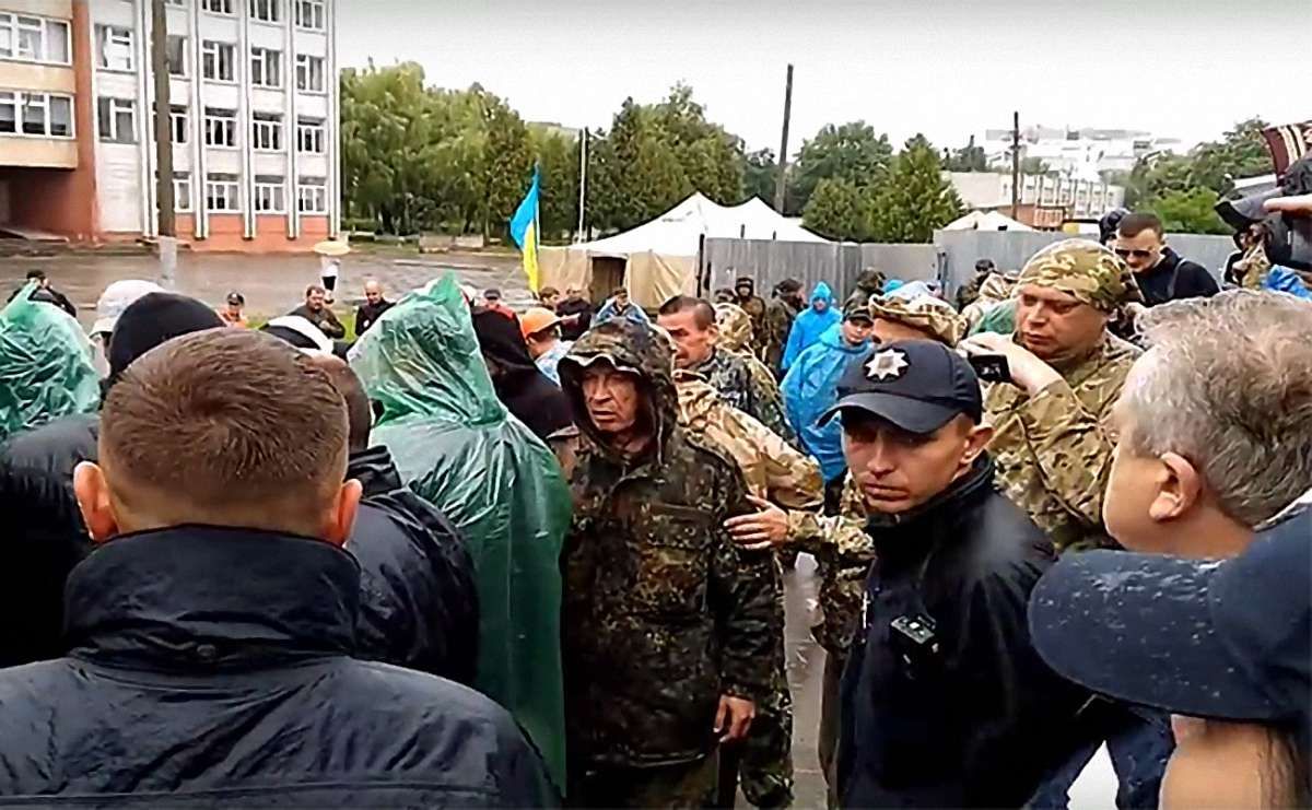 На скандальному будівництві у Львові виникли сутички між мешканцями та невідомими охоронцями