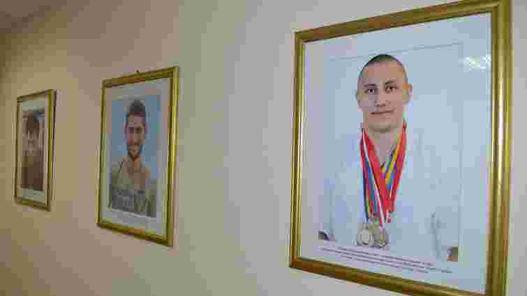 У Мінмолодьспорту замінили портрети екс-міністрів на портрети загиблих в АТО спортсменів