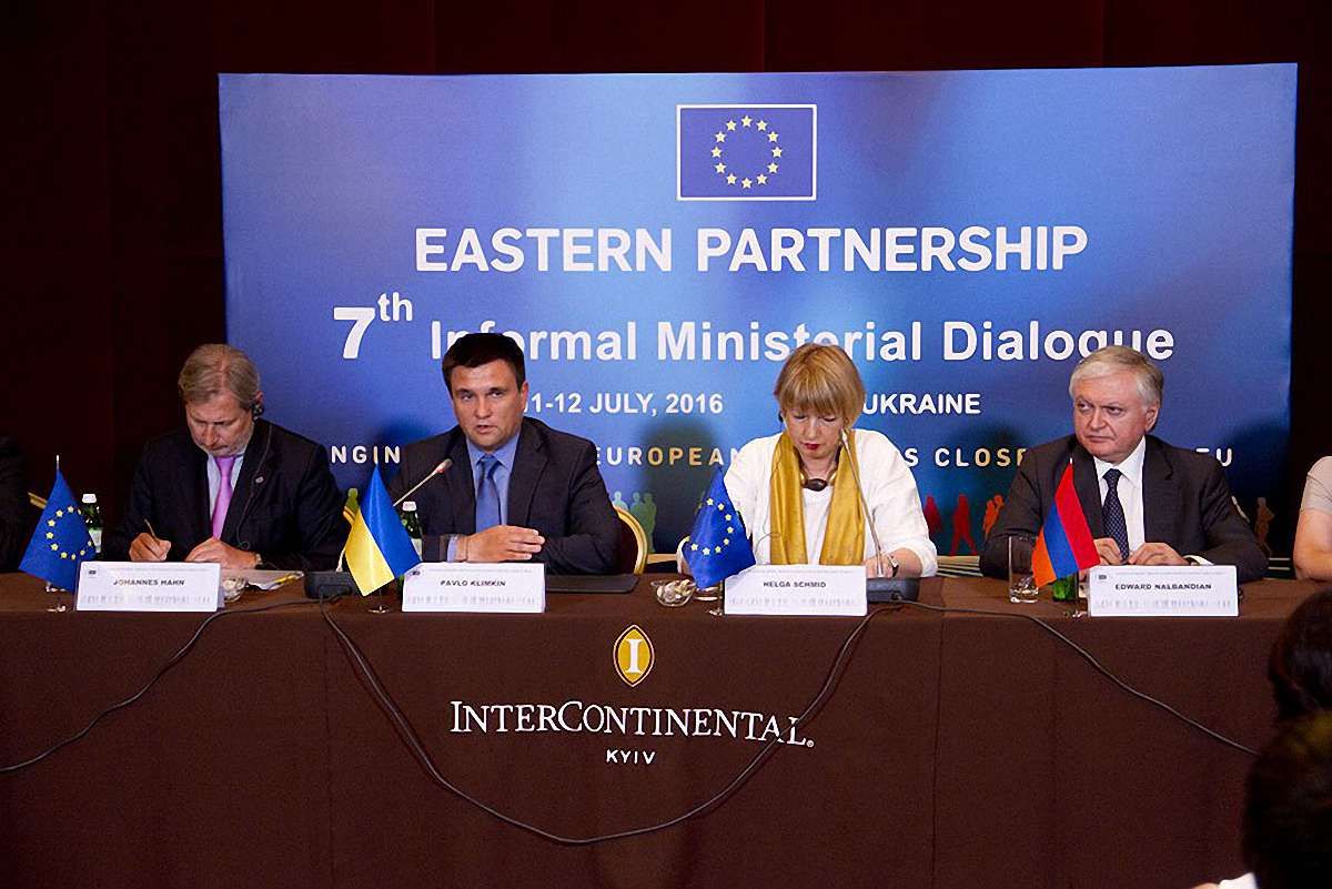 Павло Клімкін і комісар ЄС обговорили шляхи скасування плати за роумінг для українців в ЄС