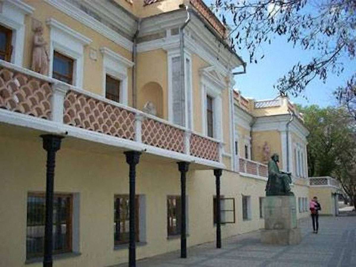 Мінкульт закликав світ призупинити культурну співпрацю з Росією