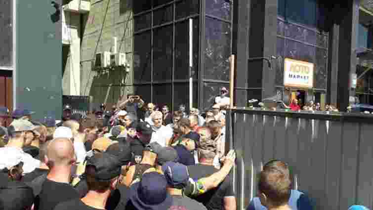 Поліцейські затримали 17 осіб через сутички біля Будинку профспілок в Києві