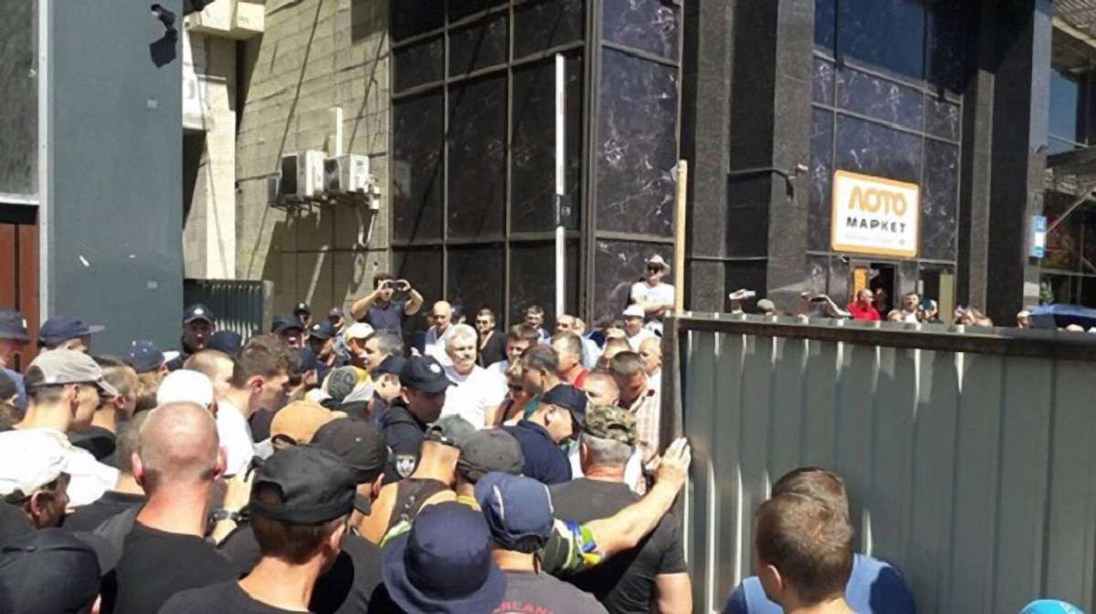 Поліцейські затримали 17 осіб через сутички біля Будинку профспілок в Києві